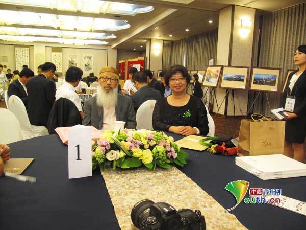2012年9月5日,第三屆兩岸漢字藝術(shù)節(jié)展覽總策劃和總設(shè)計(jì)駱芃芃(正中)