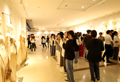 “尋根千年 文化重綻”江西夏布文創(chuàng)作品巡展走進(jìn)江西工業(yè)貿(mào)易職業(yè)技術(shù)學(xué)院
